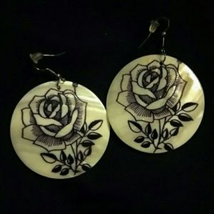 Sea shell earrings with painted🌹